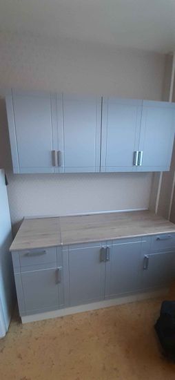 Выполнена установка и подгонка кухонной поверхности. Проведены точные измерения, аккуратная резка и монтаж. Обеспечена идеальная стыковка и надежная фиксация.