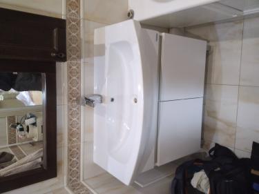 Удаление старого смесителя с мойки, освобождение пространства для установки нового оборудования, очистка поверхности от остатков герметика и следов эксплуатации.