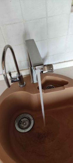 Установлен новый кран, обеспечивающий надежное перекрытие воды. Демонтирован старый элемент, произведена герметизация соединений, проверена работоспособность системы.