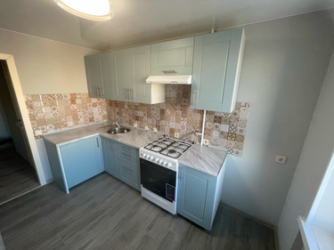 Установлены шкафы, закреплены фасады, смонтирована столешница, подключена мойка, установлена плита, закреплены ручки, уложен фартук, выполнена подгонка всех элементов.