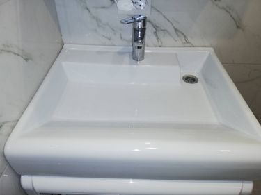 Установлена новая сантехника, подключены водопроводные трубы, закреплены крепежи, проверена герметичность соединений, очищена рабочая зона, проведены финальные испытания.