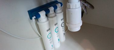 Установка проточного фильтра под мойку