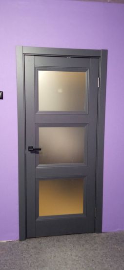 Установлена новая створка, закреплены петли, врезан замок, отрегулирована фурнитура, обеспечена плавная работа, улучшена звукоизоляция, завершена отделка проема.