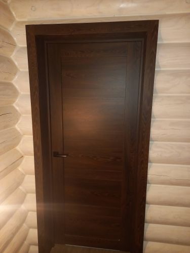 Установлен новый замок в деревянную дверь, выполнены точные вырезы для механизма и ручки, обеспечена надежная фиксация, сохранена эстетика поверхности, проверена функциональность.