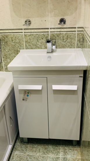 Проведена тщательная изоляция стыков между ванной и стенами, предотвращающая протечки. Использован водостойкий герметик для долговечности и надежности. Обеспечена аккуратность и чистота.