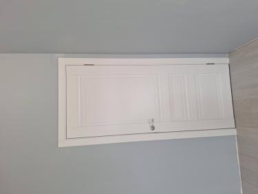 Установлена новая створка, закреплена коробка, навешаны петли, прикреплена ручка, отрегулированы зазоры, выполнена отделка наличниками, обеспечена плавная работа конструкции.