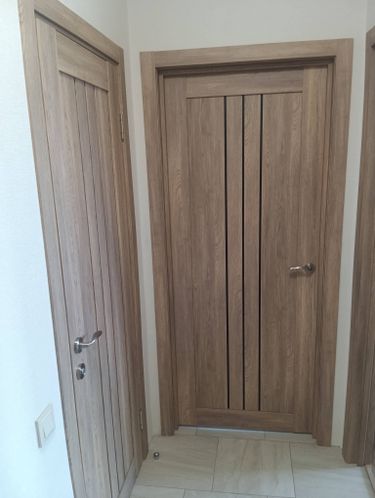 Установлена деревянная створка, закреплены петли, врезана ручка, отрегулирована фурнитура, проверена плавность открывания. Завершена отделка проема, обеспечена надежная фиксация конструкции.