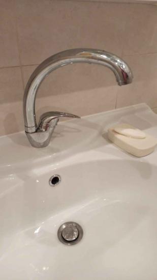 Установлены новые детали в сливной бачок, заменены старые элементы, обеспечена герметичность соединений, проверена работоспособность системы, устранены протечки.