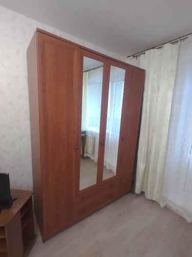 Изображение шкафа с отремонтированной дверцей: заменены петли, укреплена конструкция, устранены сколы, восстановлена поверхность, обеспечена плавность открывания, улучшен внешний вид.