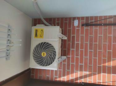 Проведена установка подрозетника в кирпичной стене. Выполнено сверление отверстия, монтаж конструкции, закрепление и подключение. Работа завершена аккуратно и надежно.