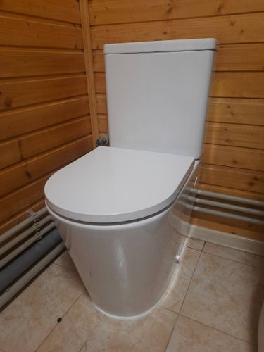 Установлен новый напольный унитаз, выполнено подключение к водопроводу и канализации, проверена герметичность соединений, произведена регулировка бачка для оптимального функционирования.