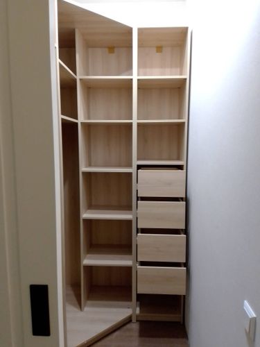 Установлены деревянные полки в угловой нише, обеспечивающие дополнительное хранение. Конструкция закреплена на стене, выровнена и готова к использованию.