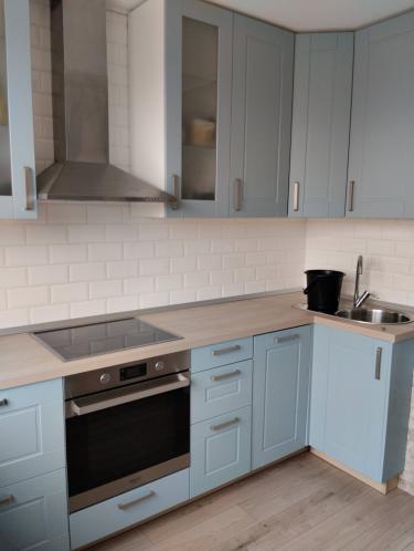 Установлены шкафы, смонтирована столешница, врезана варочная панель, подключена мойка, закреплены ручки, навешены фасады, выровнены поверхности, подключена вытяжка.