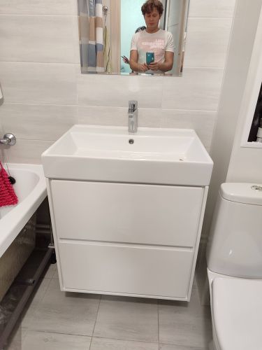 Установлена новая раковина, подключены водопроводные трубы, закреплен смеситель, проверена герметичность соединений, выполнена отделка стыков, произведена проверка на протечки.