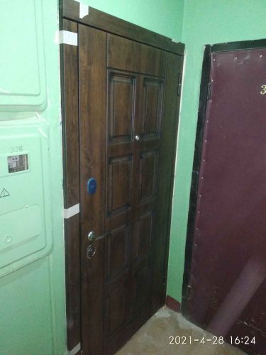 Установлена новая металлическая дверь, закреплена в проеме, отрегулированы петли, проверена работа замка, выполнена отделка откосов, обеспечена плотная посадка и звукоизоляция.