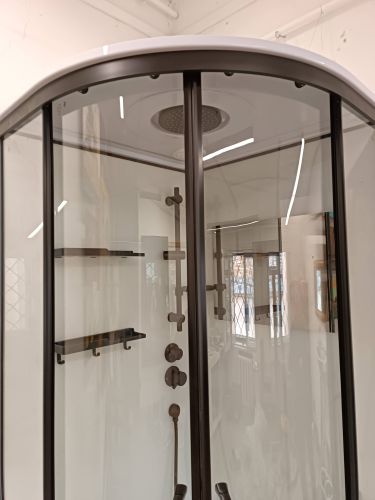 Установлена современная душевая кабина с прозрачными дверями, встроенными полками и новым смесителем. Обновлена сантехника, проведены отделочные работы, улучшена гидроизоляция.