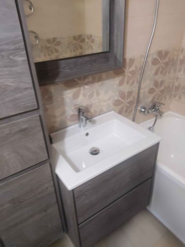 Установлен новый кран, подключены трубы, проверена герметичность соединений, устранены протечки, проведена регулировка напора воды, удалены старые элементы, очищено рабочее место.