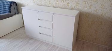 Собрано изделие: установлены панели, закреплены дверцы, выдвижные ящики на месте. Конструкция устойчива, все элементы подогнаны точно, поверхность ровная, без дефектов.