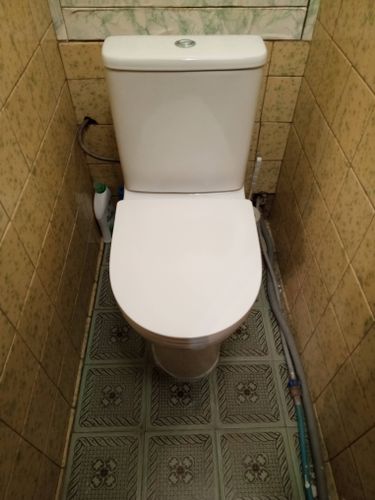 Установлено новое сантехническое оборудование, подключены коммуникации, герметично закреплено на полу, обеспечена надежная фиксация, проверена функциональность системы смыва.