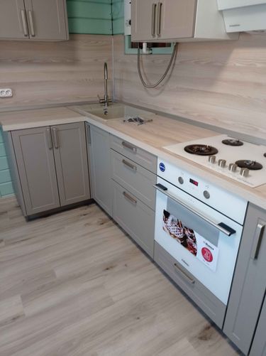 Выполнена установка кухонной столешницы с вырезами под мойку и варочную панель. Все элементы идеально подогнаны, обеспечивая функциональность и эстетичный вид интерьера.