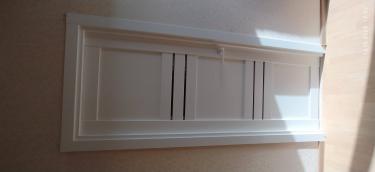 Установлена новая межкомнатная дверь с одной створкой, выполнена подгонка коробки, закреплены петли, навешено полотно, врезана фурнитура, отрегулированы замки, проверена плавность открывания.