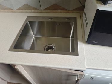 Установка накладной мойки с сифоном Отверстие под мойку/варочную панель в ДСП/массиве