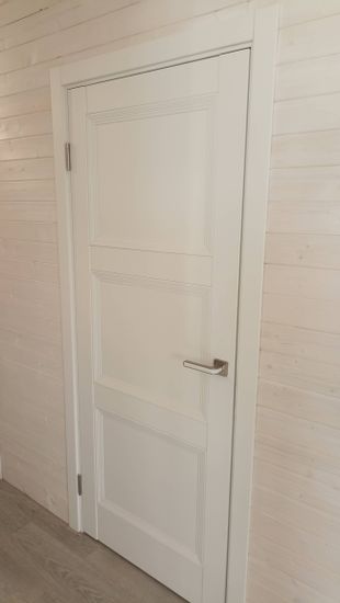 Установлена новая деревянная створка, закреплены петли, врезана ручка, отрегулировано полотно, обеспечена плавность закрытия, проверена надежность конструкции, завершены отделочные работы.