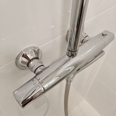 Сборка и навеска зеркального шкафа в ванной комнате