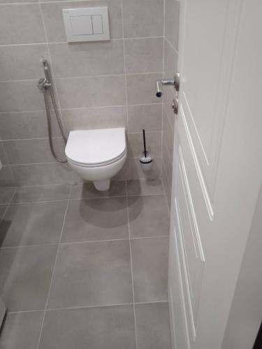 Проведена работа по закреплению кронштейна для кабельного лотка. Установлено надежное крепление, обеспечивающее устойчивость и безопасность конструкции.