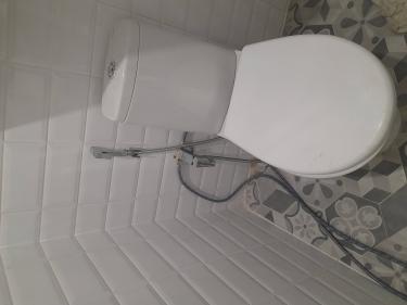 Установлено оборудование для гигиены: подключены шланги, закреплен держатель, проверена герметичность соединений, обеспечена функциональность системы, проведено тестирование работы.