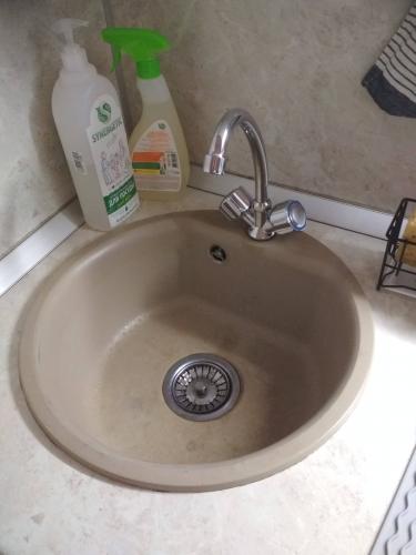 Проведена замена картриджа, устранена протечка, восстановлена герметичность соединений, проверена работа всех механизмов, очищены аэратор и поверхности, обеспечена стабильная подача воды.