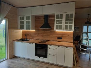 Установка столешницы ДСП Подключение и монтаж светодиодной ленты с коробом для ленты Установка и подключение электрической варочной поверхности