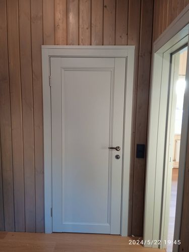 Установлена новая дверь с петлями и ручкой, отрегулирована по уровню, закреплена в проеме, обеспечена плавная работа замка и плотное прилегание. Завершены отделочные работы.