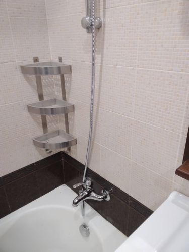 Установлено новое устройство для подачи воды в ванной комнате. Проведены работы по демонтажу старого оборудования и монтажу современного смесителя с душевой лейкой.