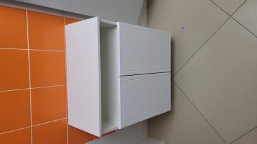 Собрана компактная тумба с двумя дверцами, установлены полки, закреплены все элементы, обеспечена устойчивость конструкции. Завершена сборка и проверена функциональность.