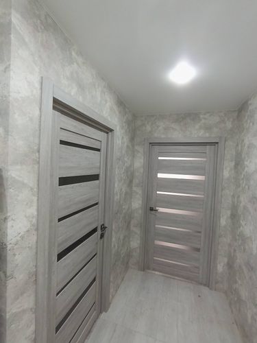 Установлена новая деревянная створка, закреплены петли, врезана ручка, отрегулирован замок, произведена подгонка коробки, завершена отделка откосов, обеспечена плавная работа конструкции.