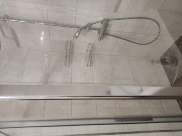 Установлена система вентиляции в ванной комнате, обеспечивающая эффективный воздухообмен. Проложены воздуховоды, закреплены решетки, подключено оборудование для оптимальной работы.