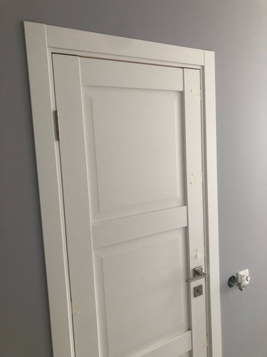 Установлен замок в деревянную дверь. Выполнены вырезы под механизм и ручку, закреплены элементы, проверена работоспособность. Дверь закрывается плавно, без заеданий.