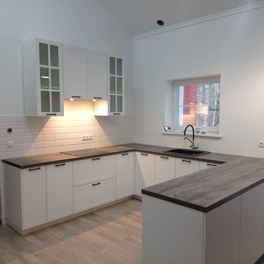 Установлены шкафы, закреплены фасады, смонтирована столешница, подключена мойка, врезана варочная панель, выполнена установка фартука, проведены финальные работы по сборке и настройке.