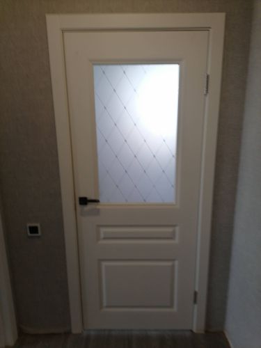 Установлена складная конструкция, закреплены направляющие, обеспечено плавное движение створок, отрегулированы петли, проверена фиксация ручки, произведена окончательная подгонка.