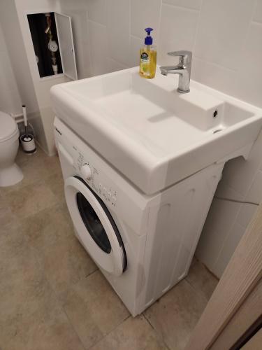 Установлена новая раковина, подключен смеситель, проверена герметичность соединений, обеспечен доступ к коммуникациям. Завершено обновление сантехнического оборудования в ванной комнате.