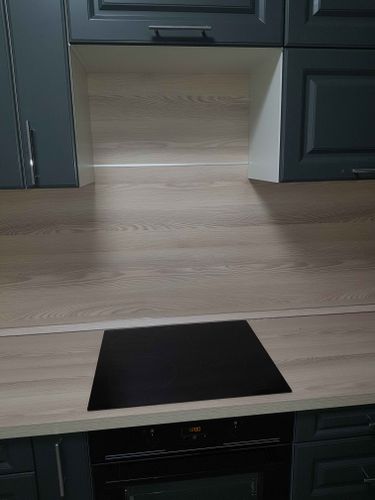 Установлены шкафы, закреплены фасады, смонтирована столешница, врезана варочная панель, подключена техника, установлены ручки, выполнена подгонка и регулировка элементов.