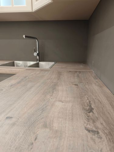 Сборка и установка кухонного каркаса Установка столешницы из искусственного камня Подключение и монтаж светодиодной ленты с короб