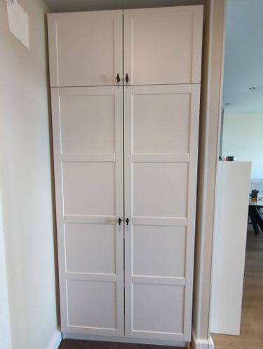 Изготовлена и установлена двуспальная конструкция: закреплены боковины, прикреплено изголовье, уложено основание, зафиксированы ножки, проверена устойчивость, завершена сборка.