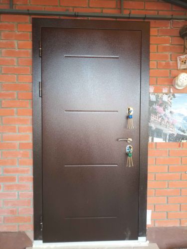 Установлена металлическая дверь, закреплена в проеме, отрегулированы петли, проверена работа замков, выполнена герметизация швов, обеспечена надежная фиксация конструкции.