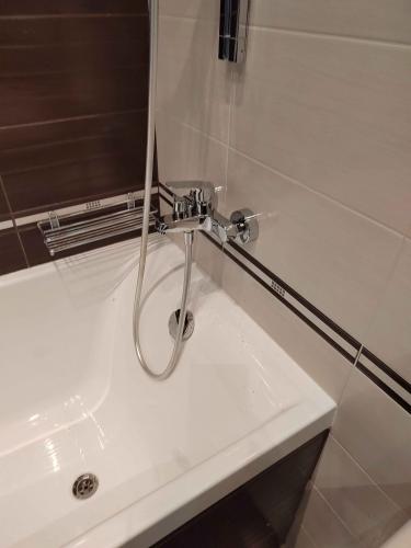 Установлено сантехническое оборудование: подключен смеситель, подведены трубы, закреплены элементы на стене, проверена герметичность соединений, протестирована работоспособность системы.