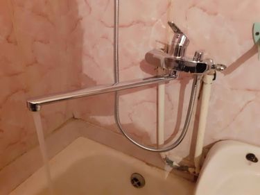 Удаление старого крана, отсоединение труб, снятие креплений, освобождение пространства для установки нового оборудования.