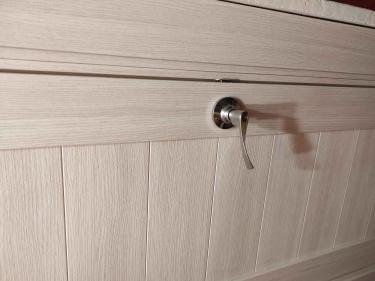 Установлена новая металлическая ручка, заменены крепления, отрегулирован механизм, проверена плавность работы, устранены дефекты, обновлён внешний вид, обеспечена надёжность.