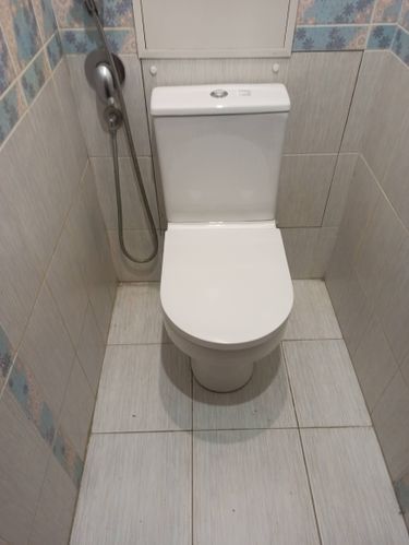 Проведена замена сливного механизма, устранены протечки, установлены новые прокладки, отрегулирован уровень воды в бачке, проверена герметичность соединений.