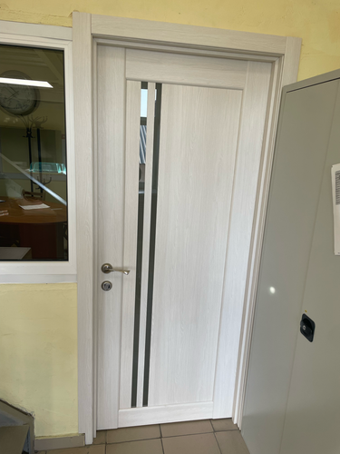 Установлен замок в дверь, выполнено сверление отверстий, закреплена ручка, механизм встроен, проверена работоспособность, все детали плотно зафиксированы, обеспечена надежность конструкции.